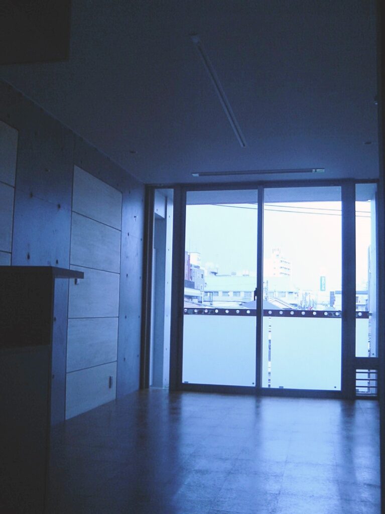 暗い部屋